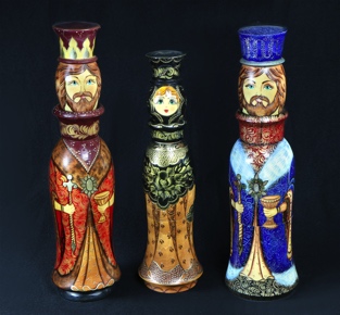 Lote 688: TRES CAJAS RUSAS PORTA BOTELLAS DECORADAS A MANO.  TRES CAJAS RUSAS PORTA BOTELLAS DECORADAS A MANO. 