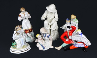 Lote 621: SEIS PIEZAS RUSAS DE PORCELANA ESMALTADA.  SEIS PIEZAS RUSAS DE PORCELANA ESMALTADA. 