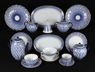 Lote 573: CONJUNTO DE PORCELANA RUSA PARA MESA.  CONJUNTO DE PORCELANA RUSA PARA MESA. 