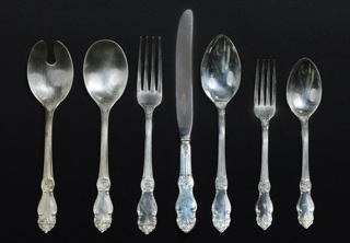 Lote 493: JUEGO DE CUBIERTOS DE METAL RUSO PLATEADO.  JUEGO DE CUBIERTOS DE METAL RUSO PLATEADO. 