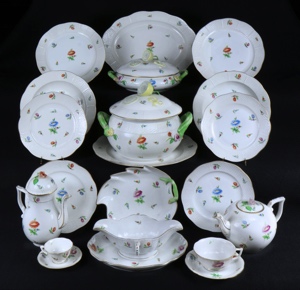 Lote 436: JUEGO DE PORCELANA HUNGARA DE HEREND PARA MESA. JUEGO DE PORCELANA HUNGARA DE HEREND PARA MESA.