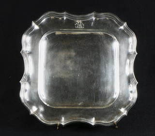 Lote 484: FUENTE CUADRANGULAR DE PLATA FRANCESA SELLADA.  FUENTE CUADRANGULAR DE PLATA FRANCESA SELLADA. 