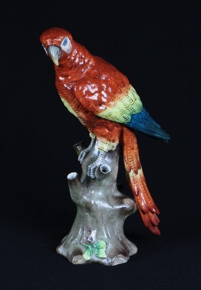 Lote 516: FIGURA 'LORO' DE PORCELANA EUROPEA ESMALTADA.  FIGURA 'LORO' DE PORCELANA EUROPEA ESMALTADA. 