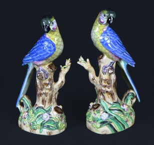 Lote 655: PAR DE FIGURAS 'LOROS' DE PORCELANA ESMALTADA.  PAR DE FIGURAS 'LOROS' DE PORCELANA ESMALTADA. 