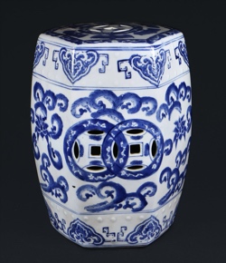 Lote 580: PEQUEÑO BANCO DE PORCELANA CHINA PARA JARDIN.  PEQUEÑO BANCO DE PORCELANA CHINA PARA JARDIN. 