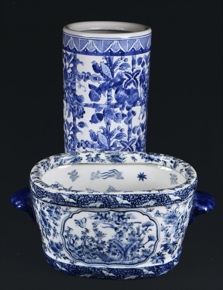 Lote 528: JARDINERA Y PARAGÜERO DE PORCELANA CHINA ESMALTADA.  JARDINERA Y PARAGÜERO DE PORCELANA CHINA ESMALTADA. 