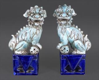 Lote 581: PAR DE FIGURAS CHINAS DE ALFARERIA ESMALTADA.  PAR DE FIGURAS CHINAS DE ALFARERIA ESMALTADA. 