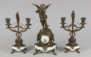 Lote 694: GARNITURE FRANCESA FORMADA POR TRES PIEZAS.  GARNITURE FRANCESA FORMADA POR TRES PIEZAS. 