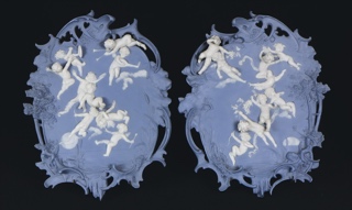 Lote 744: PAR DE PLACAS ALEMANAS DE BISCUIT PARA COLGAR.  PAR DE PLACAS ALEMANAS DE BISCUIT PARA COLGAR. 