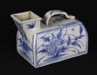 Lote 782: ADORNO CHINO 'REGADOR' DE ALFARERIA ESMALTADA.  ADORNO CHINO 'REGADOR' DE ALFARERIA ESMALTADA. 