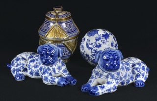 Lote 822: CUATRO OBJETOS DECORATIVOS DIFERENTES EN AZUL Y BLANCO.  CUATRO OBJETOS DECORATIVOS DIFERENTES EN AZUL Y BLANCO. 