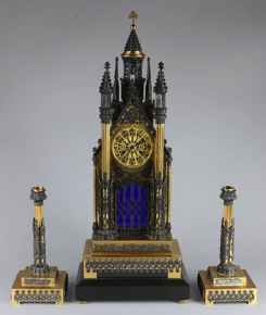 Lote 451: GARNITURE DE BRONCE CINCELADO, DORADO Y PATINADO.  GARNITURE DE BRONCE CINCELADO, DORADO Y PATINADO. 