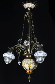 Lote 485: ARAÑA DE BRONCE Y CERAMICA PINTADA.  ARAÑA DE BRONCE Y CERAMICA PINTADA. 