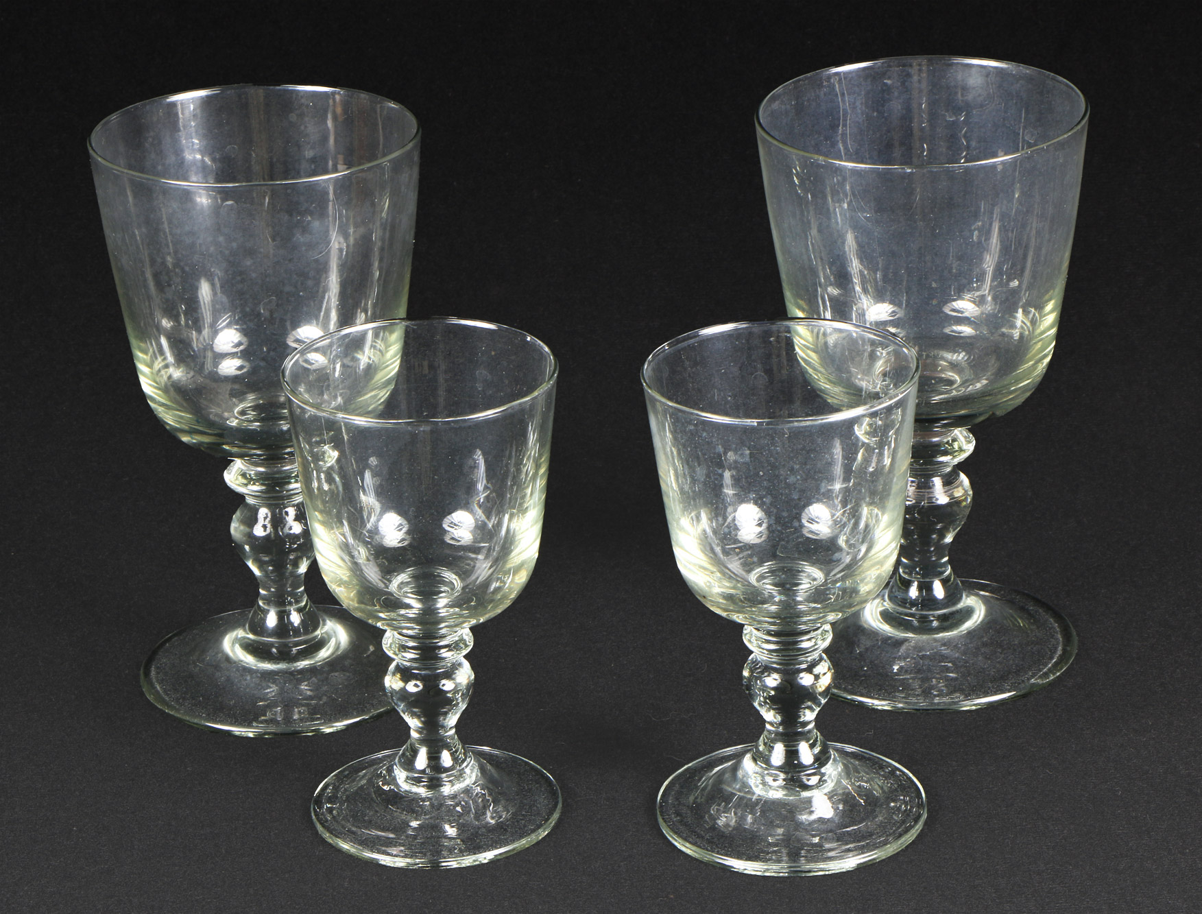  CONJUNTO DE COPAS DE VIDRIO LISO PARA MESA.