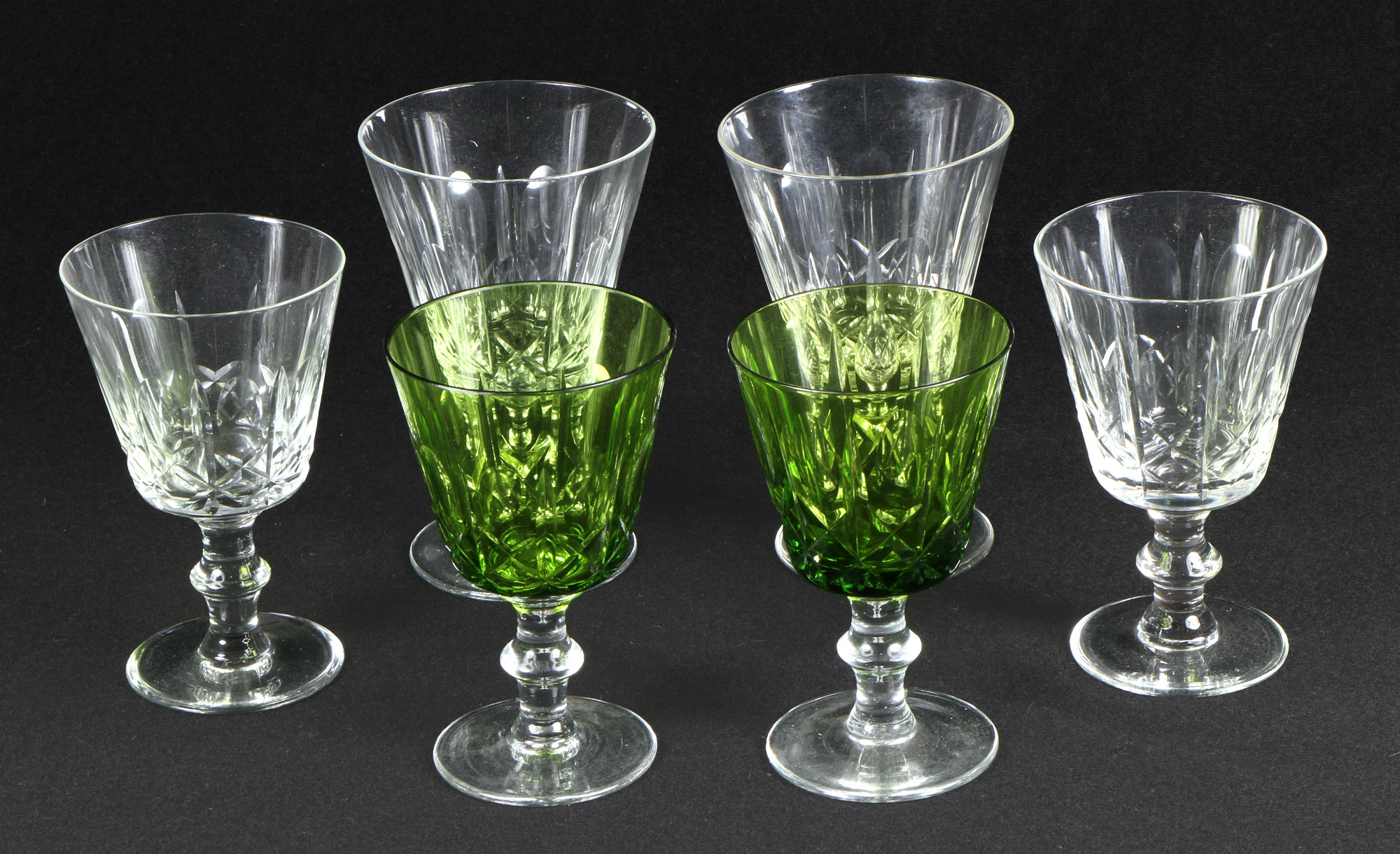  JUEGO DE COPAS DE MEDIO CRISTAL TALLADO.