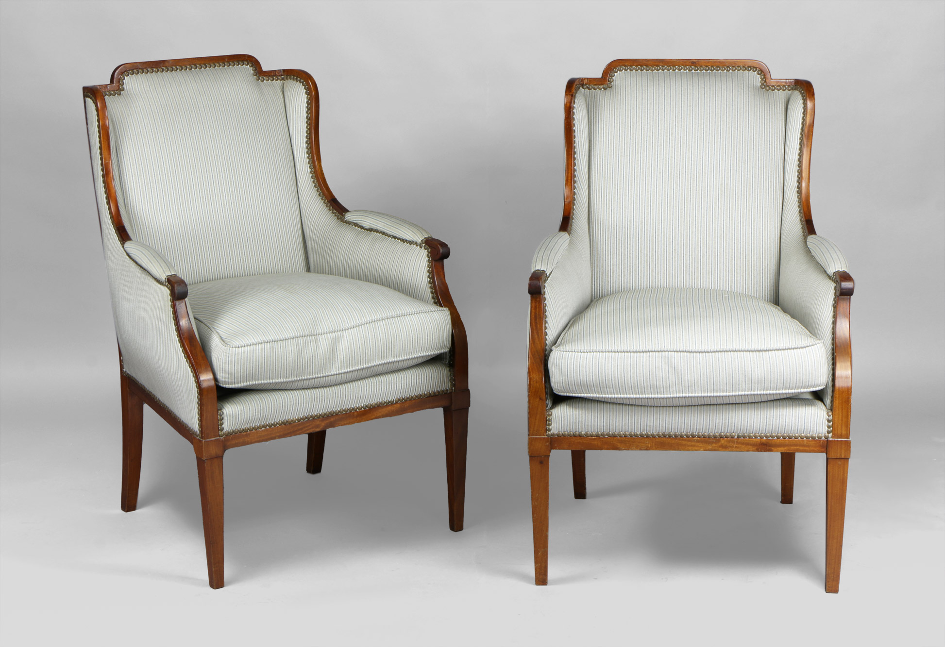 PAR DE SILLONES BERGERE DE ESTILO INGLES EDUARDIANO. PAR DE SILLONES BERGERE DE ESTILO INGLES EDUARDIANO.