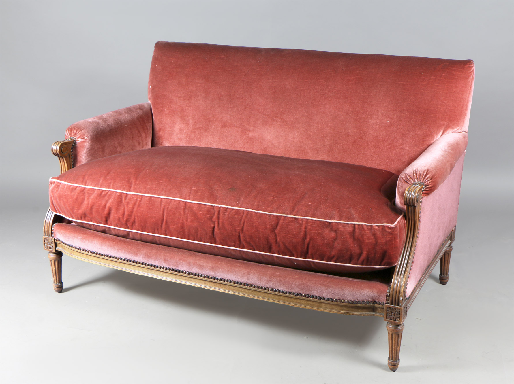 PAR DE PEQUEÑOS SOFAS DE ESTILO FRANCES LUIS XVI. PAR DE PEQUEÑOS SOFAS DE ESTILO FRANCES LUIS XVI.