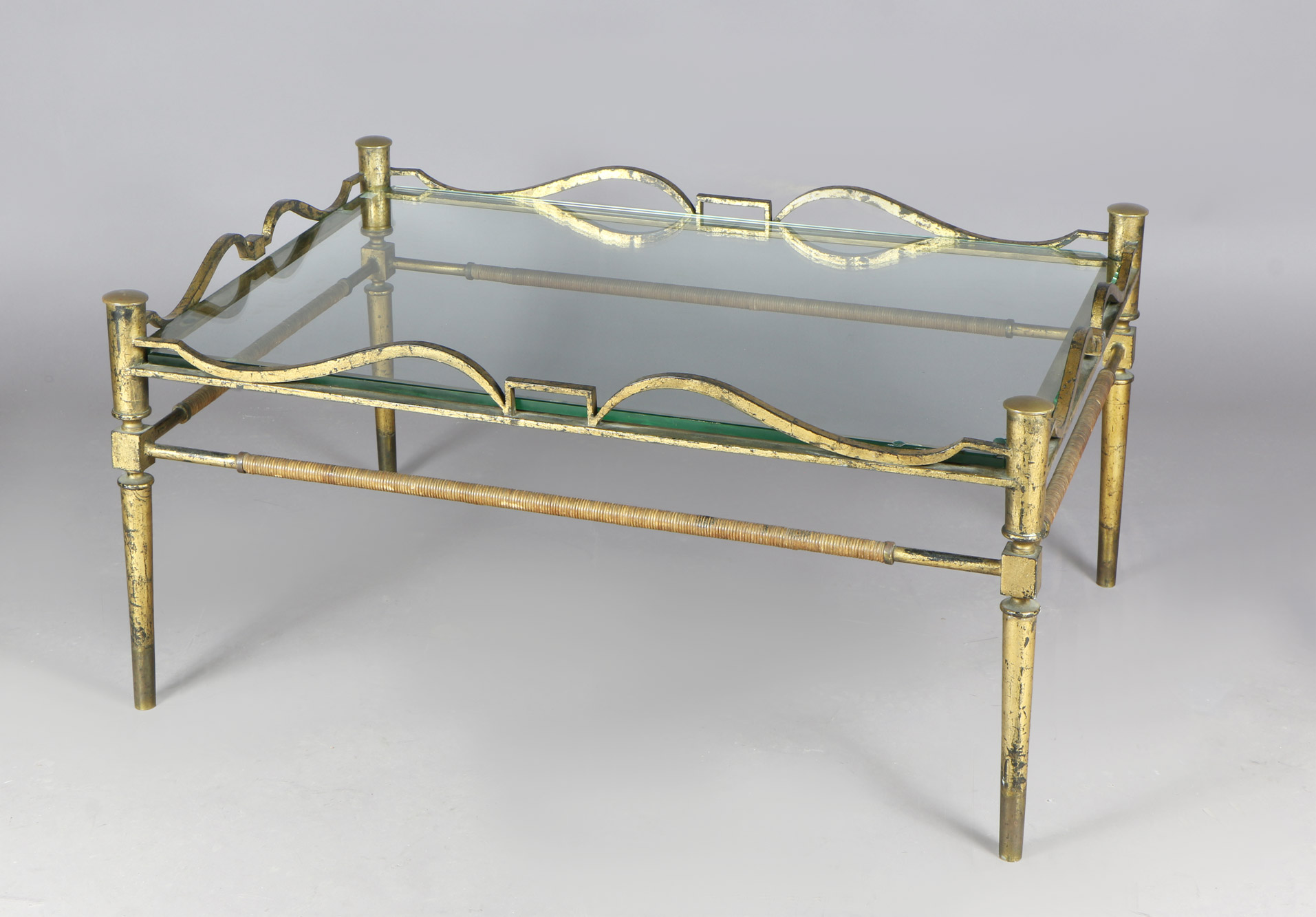  MESA BAJA RECTANGULAR CON ARMAZON DE HIERRO DORADO.