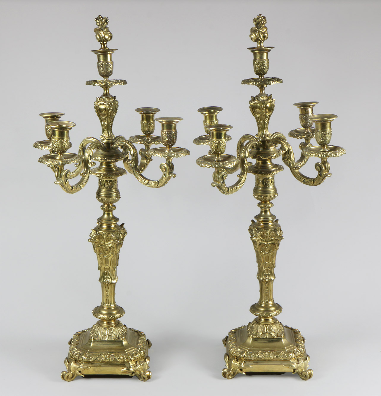  PAR DE GRANDES CANDELABROS EUROPEOS DE BRONCE CINCELADO. 