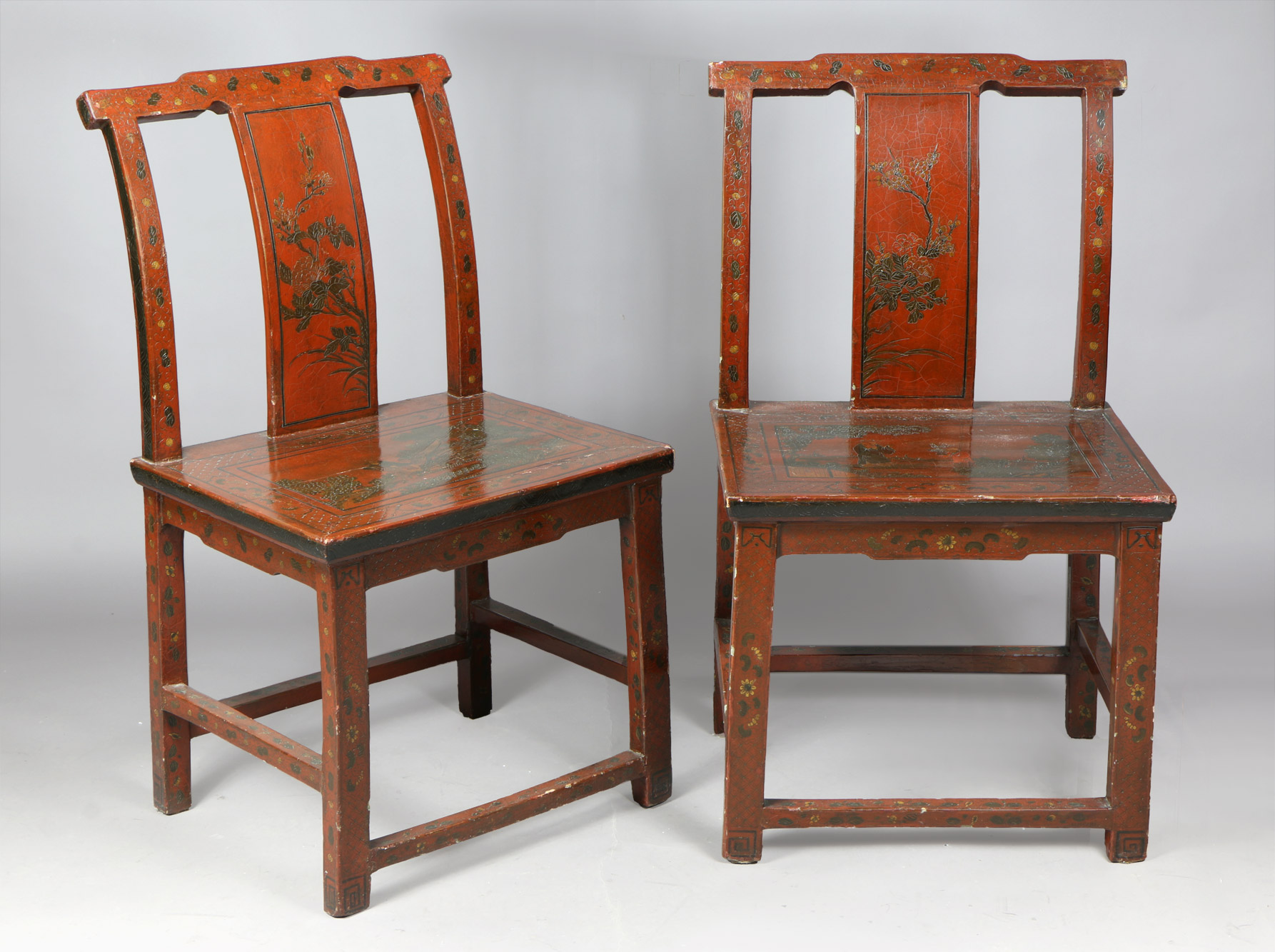  PAR DE ANTIGUAS SILLAS CHINAS DE MADERA LAQUEADA.