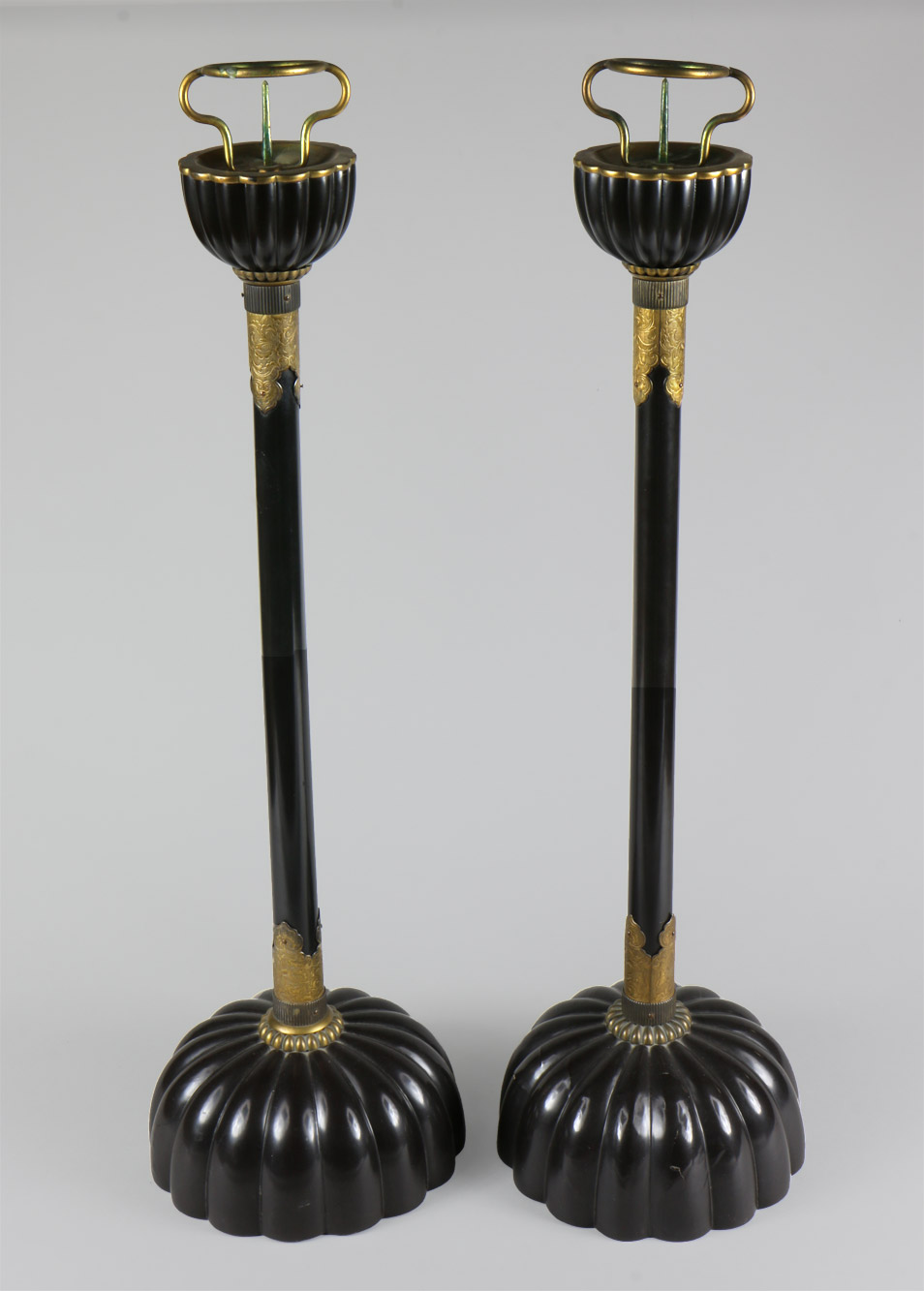 PAR DE ANTIGUOS CANDELEROS JAPONESES DE MADERA LAQUEADA. PAR DE ANTIGUOS CANDELEROS JAPONESES DE MADERA LAQUEADA.