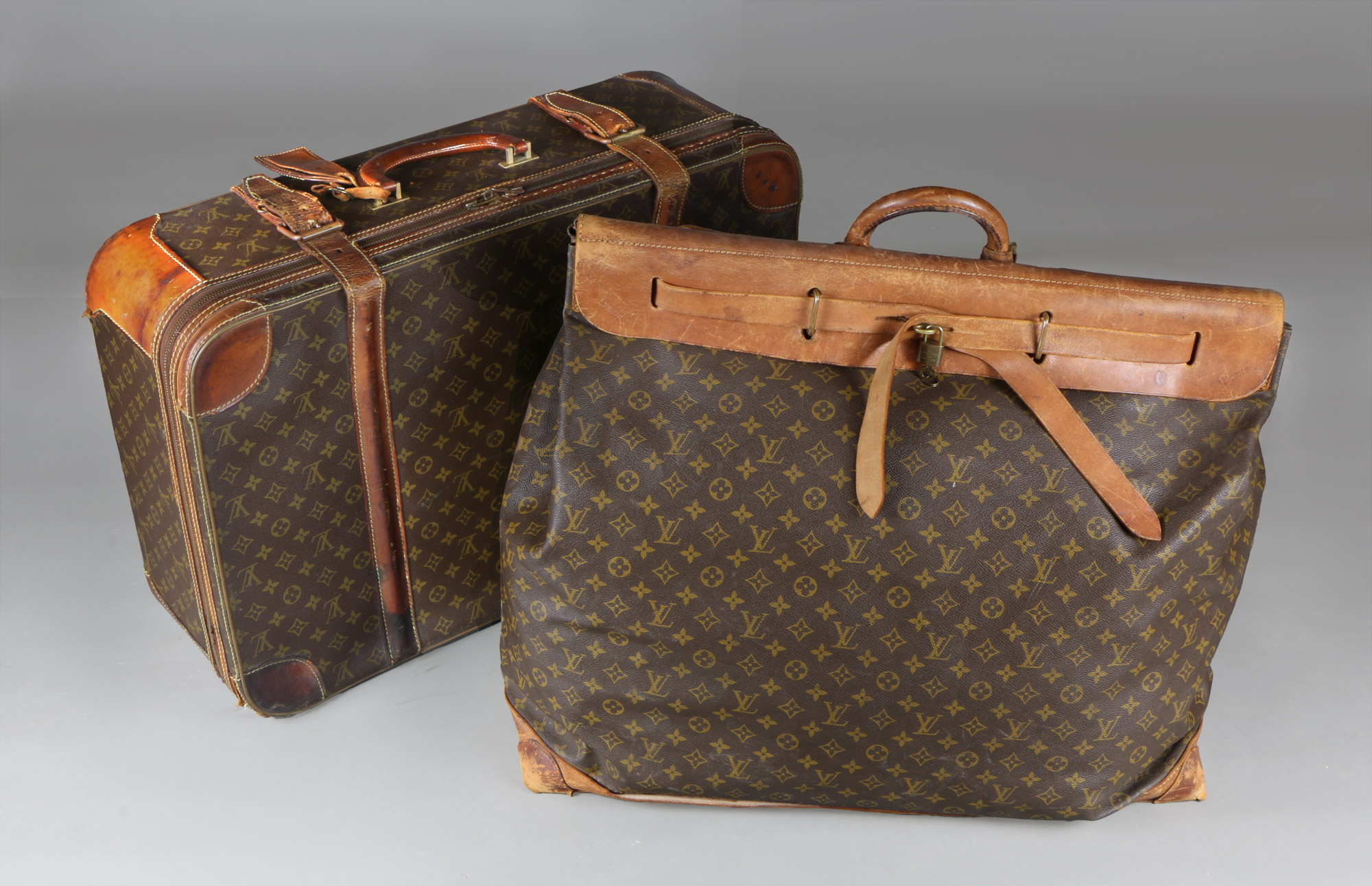 Lotes 430 y 429: 
																		VALIJA FRANCESA LOUIS VUITTON PARA VIAJE.
																		AMPLIO BOLSO FRANCES LOUIS VUITTON PARA VIAJE.