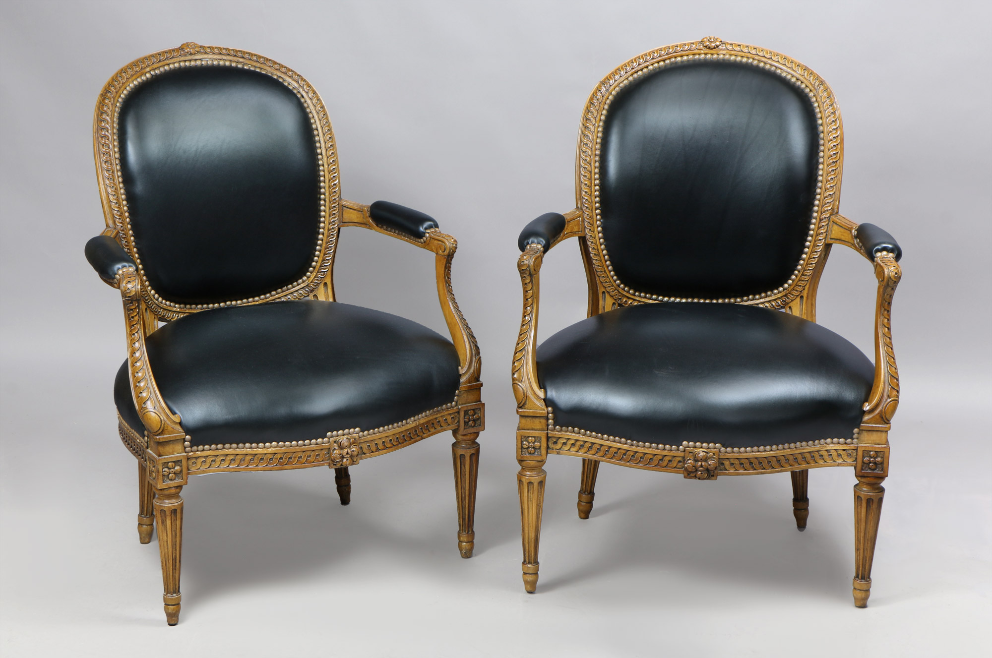  PAR DE SILLONES FRANCESES DE ESTILO LUIS XVI. 