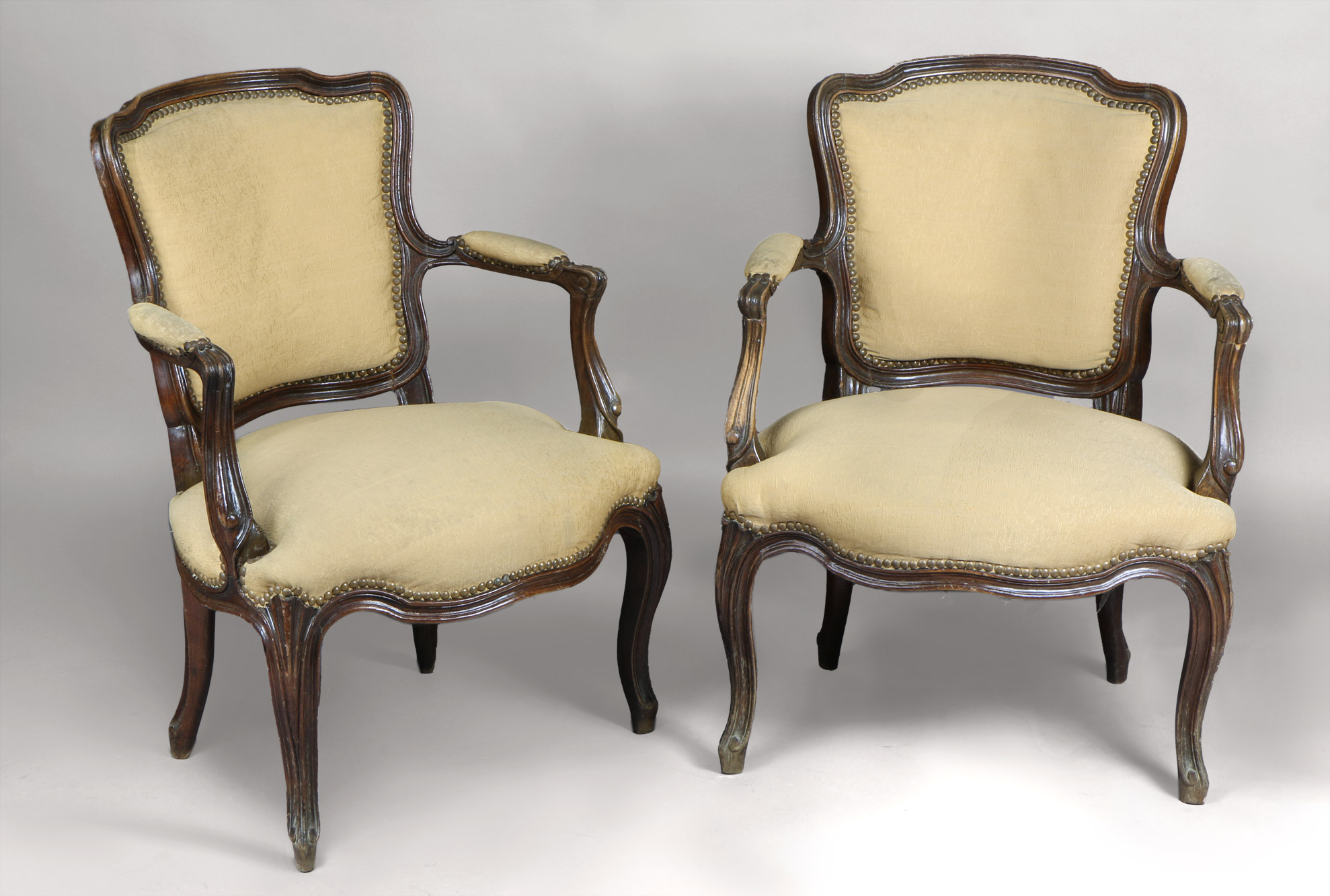  PAR DE SILLONES DE ESTILO FRANCES LUIS XV. 