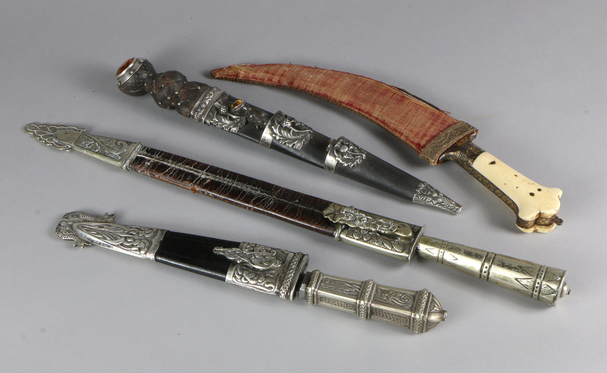 Lotes 464, 462, 463 y 465: 
																		ANTIGUO FACON RIOPLATENSE DE FINES DEL SIGLO XIX. 
																		ANTIGUO FACON PICASSO DEL SIGLO XIX. 
																		ANTIGUO PUÑAL DE HIGHLANDER ESCOCES SIGLO XIX. 
																		ANTIGUA JAMBIA CON PUÑAL ISLAMICA. 