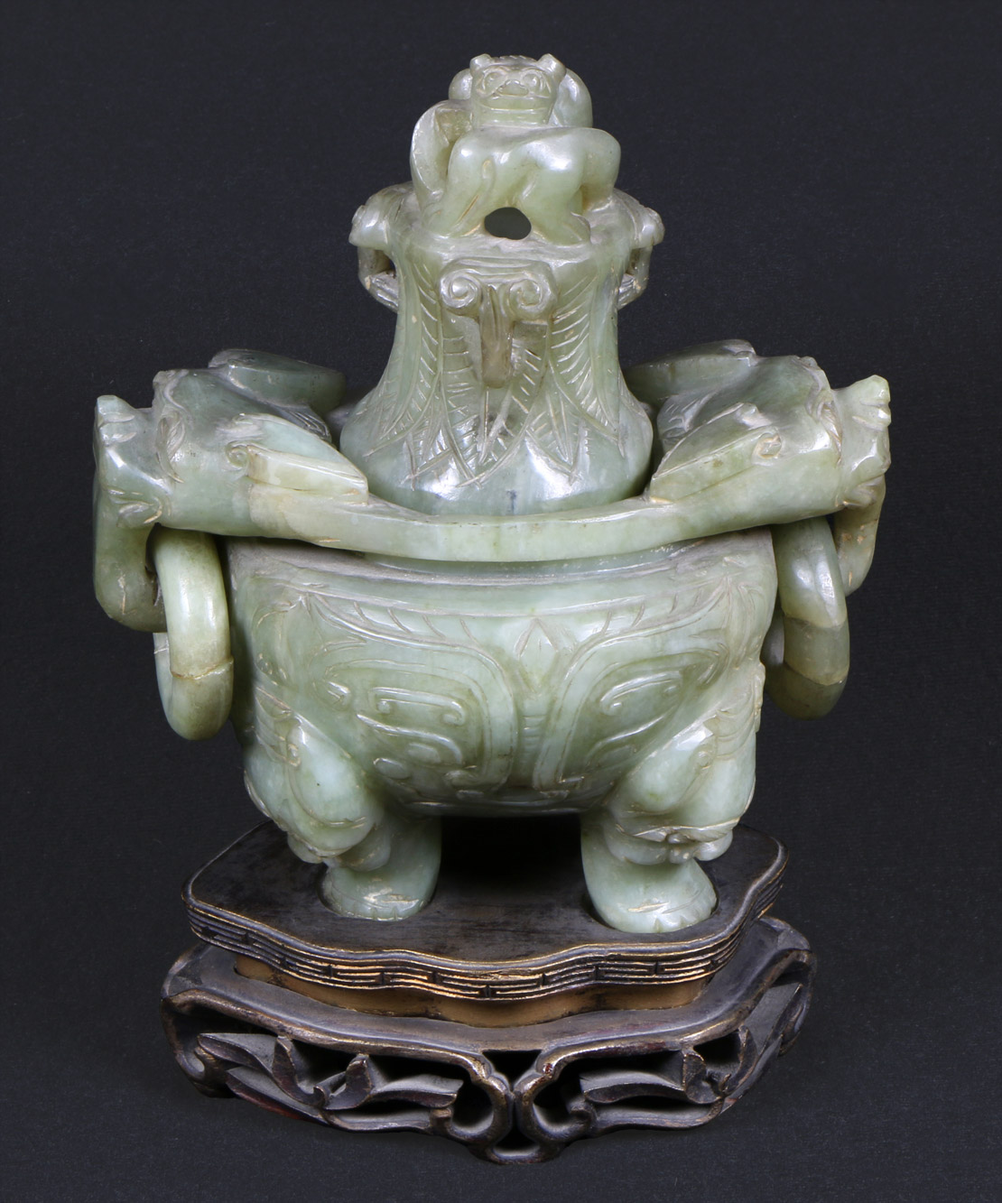  KORO CHINO DE JADE ESCULPIDO CON TAPA. 