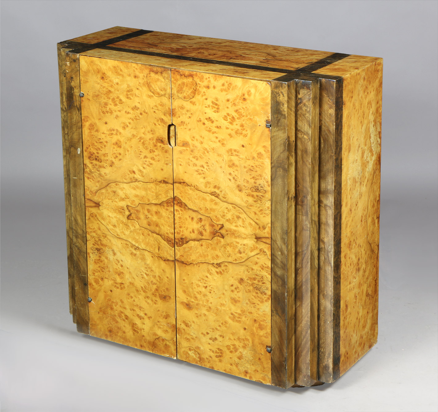 PEQUEÑO MUEBLE BAJO DE ARRIMO ESTILO ART DECO. PEQUEÑO MUEBLE BAJO DE ARRIMO ESTILO ART DECO.