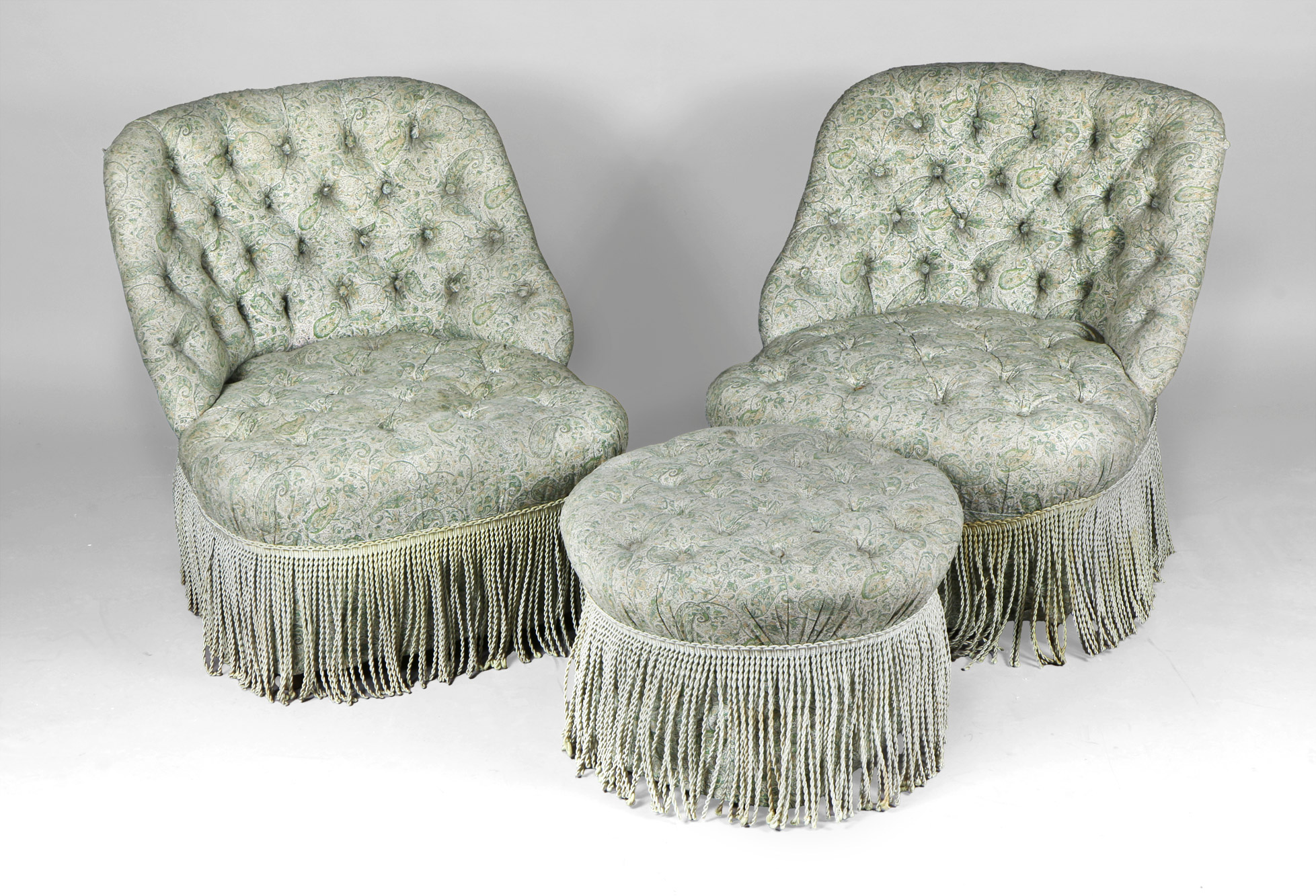  PAR DE BUTACAS CAPITONNE CON APOYA PIES. 