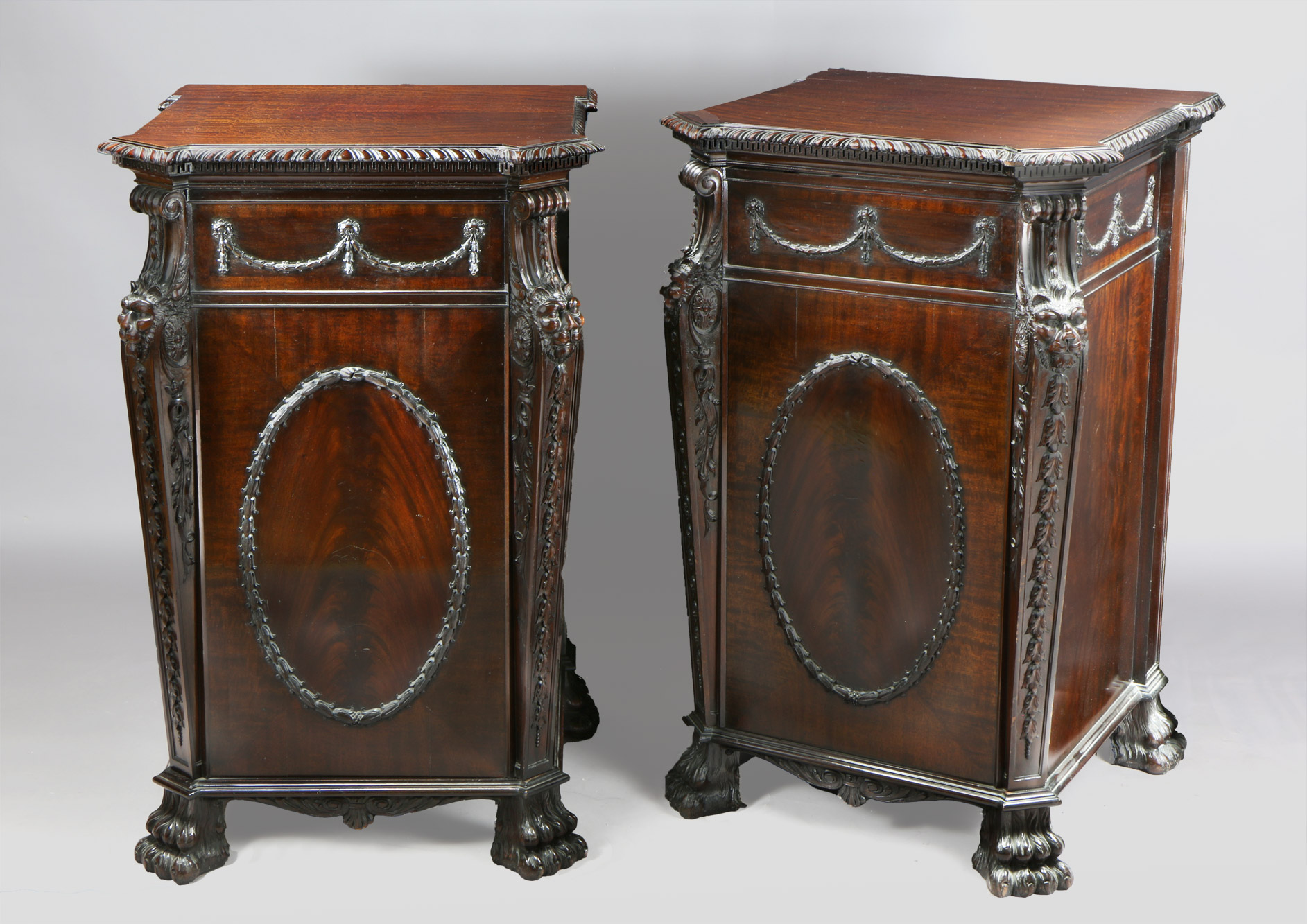 PAR DE PEQUEÑOS APARADORES INGLESES ESTILO REGENCY. PAR DE PEQUEÑOS APARADORES INGLESES ESTILO REGENCY.
