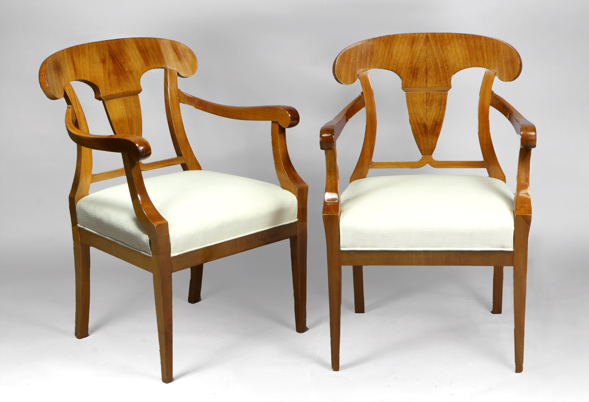 PAR DE SILLONES DE ESTILO BIEDERMEIER. PAR DE SILLONES DE ESTILO BIEDERMEIER.