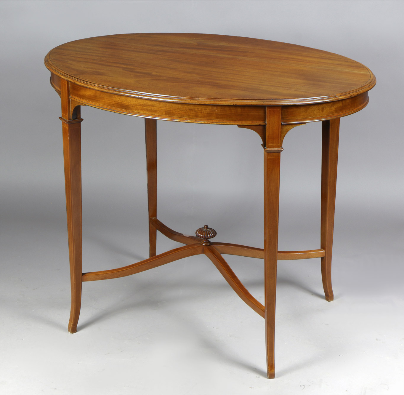 MESA OVAL INGLESA DE ESTILO EDUARDIANO PARA CENTRO. MESA OVAL INGLESA DE ESTILO EDUARDIANO PARA CENTRO.