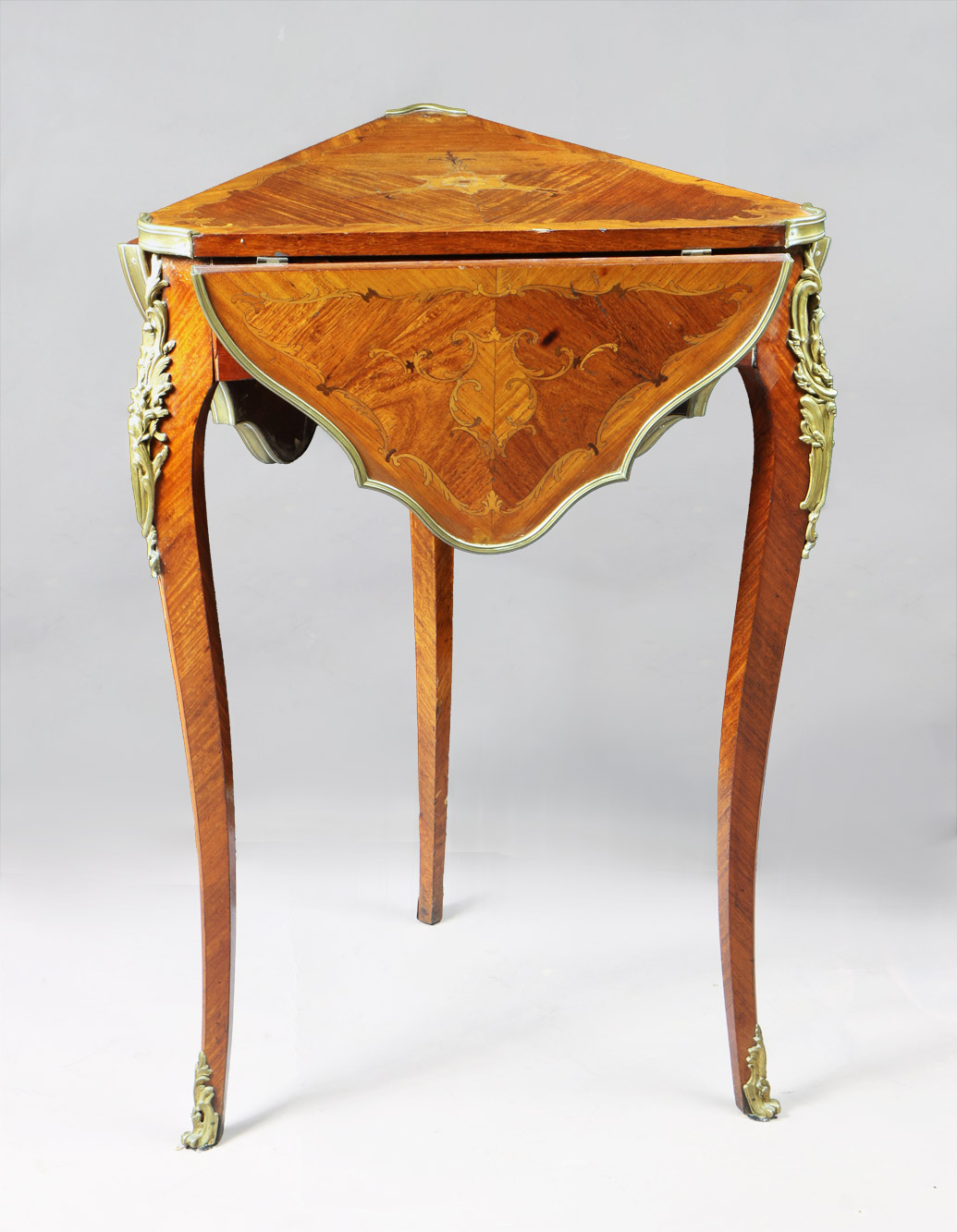  PEQUEÑA MESA TRIANGULAR FRANCESA ESTILO LUIS XV. 