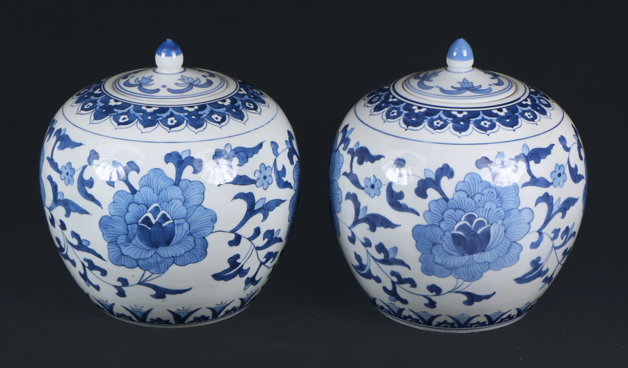 PAR DE POTICHES CHINOS DE PORCELANA ESMALTADA CON TAPA. PAR DE POTICHES CHINOS DE PORCELANA ESMALTADA CON TAPA.