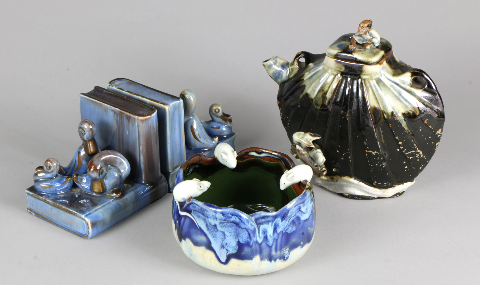 Lotes 599, 598 y 597:
PAR DE SUJETA LIBROS DE CERAMICA ESMALTADA.
CURIOSO CUENCO DE CERAMICA ESMALTADA.
CURIOSA TETERA CHINA DE CERAMICA ESMALTADA. Lotes 599, 598 y 597:
PAR DE SUJETA LIBROS DE CERAMICA ESMALTADA.
CURIOSO CUENCO DE CERAMICA ESMALTADA.
CURIOSA TETERA CHINA DE CERAMICA ESMALTADA.