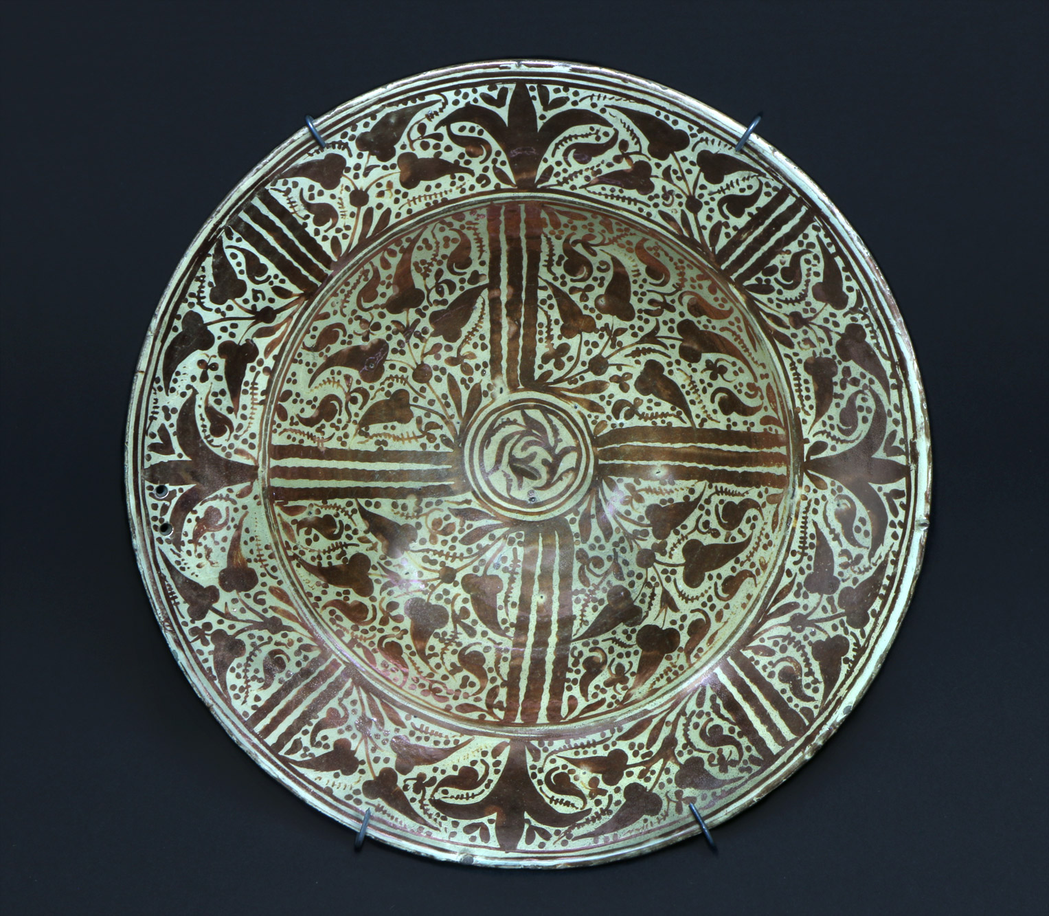  ANTIGUO PLATO DE LA MANUFACTURA HISPANO MORISCA DE MANISES. 