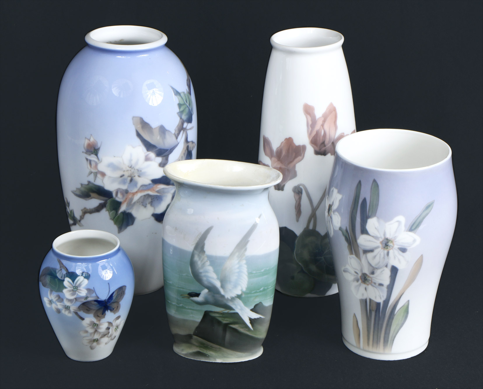  CINCO FLOREROS DE PORCELANA DINAMARQUESA ROYAL COPENHAGEN.