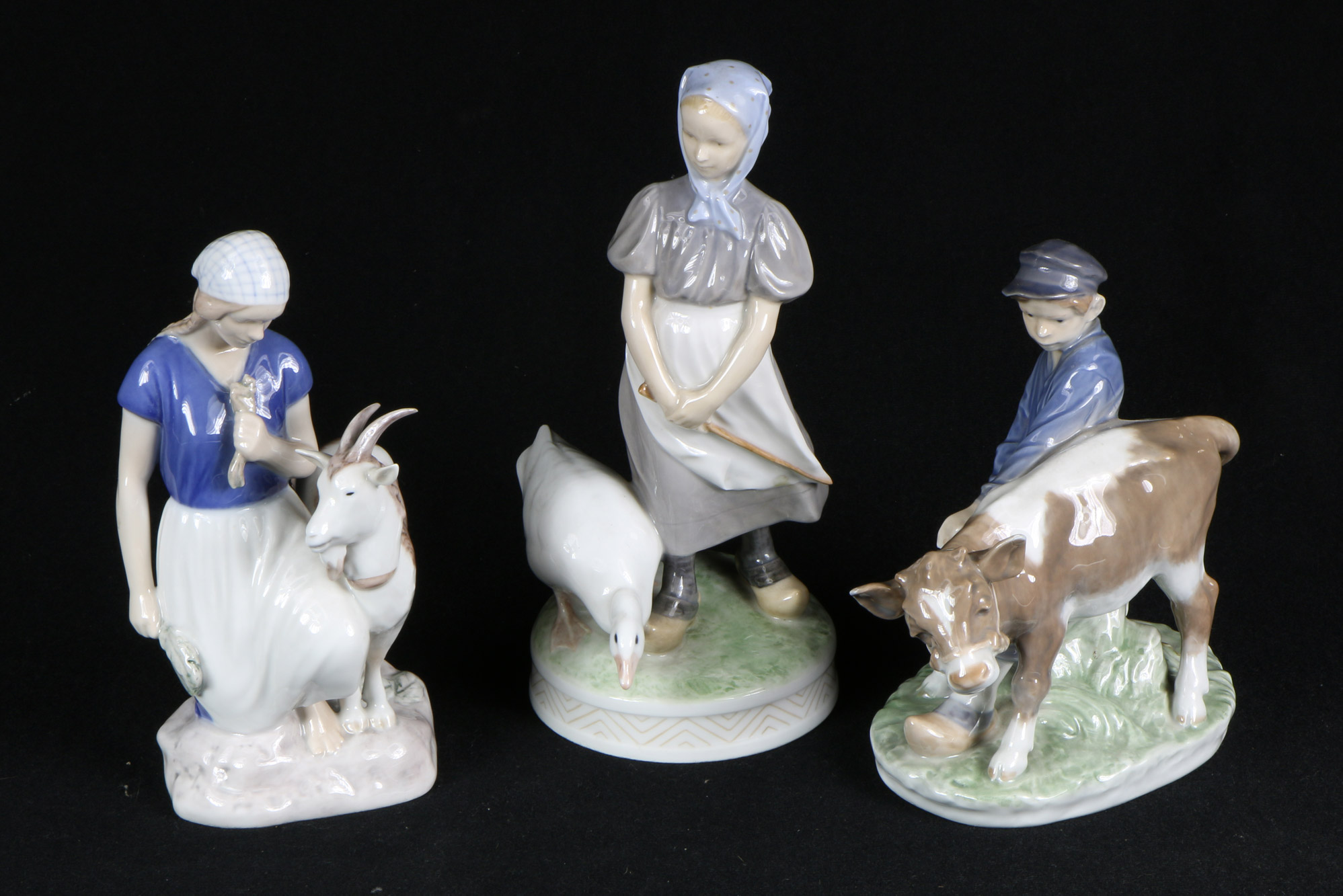  TRES GRUPOS DE PORCELANA DINAMARQUESA ROYAL COPENHAGEN.