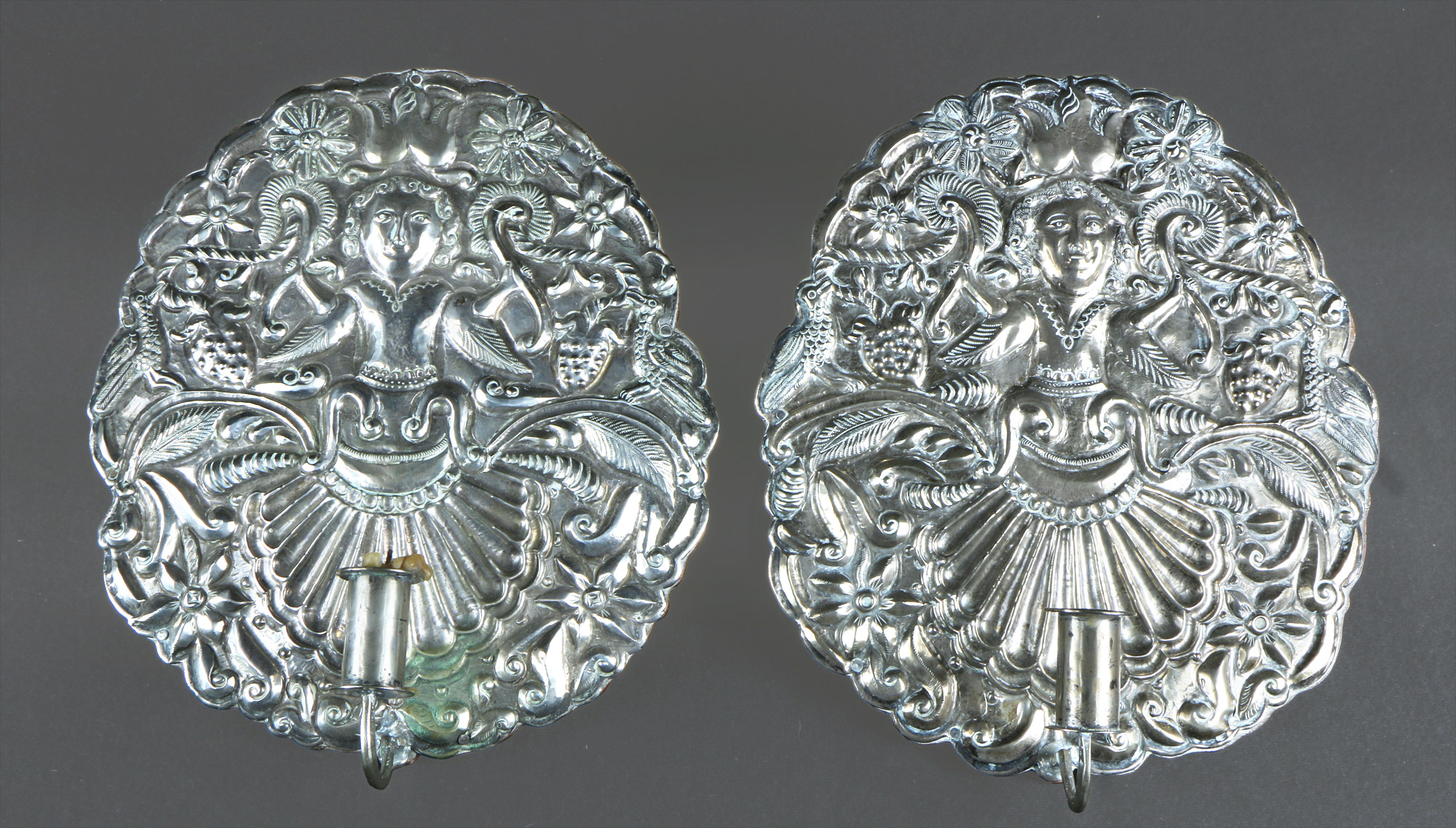  PAR DE ANTIGUOS APPLIQUES COLONIALES REVESTIDOS EN PLATA.