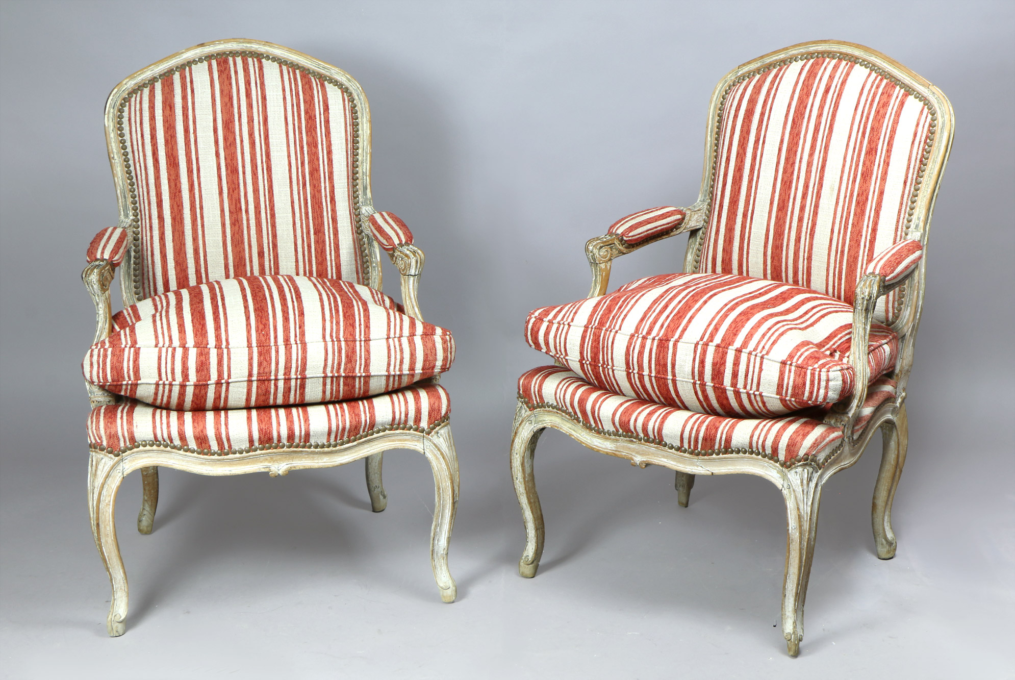  PAR DE SILLONES FRANCESES DE ESTILO LUIS XV.