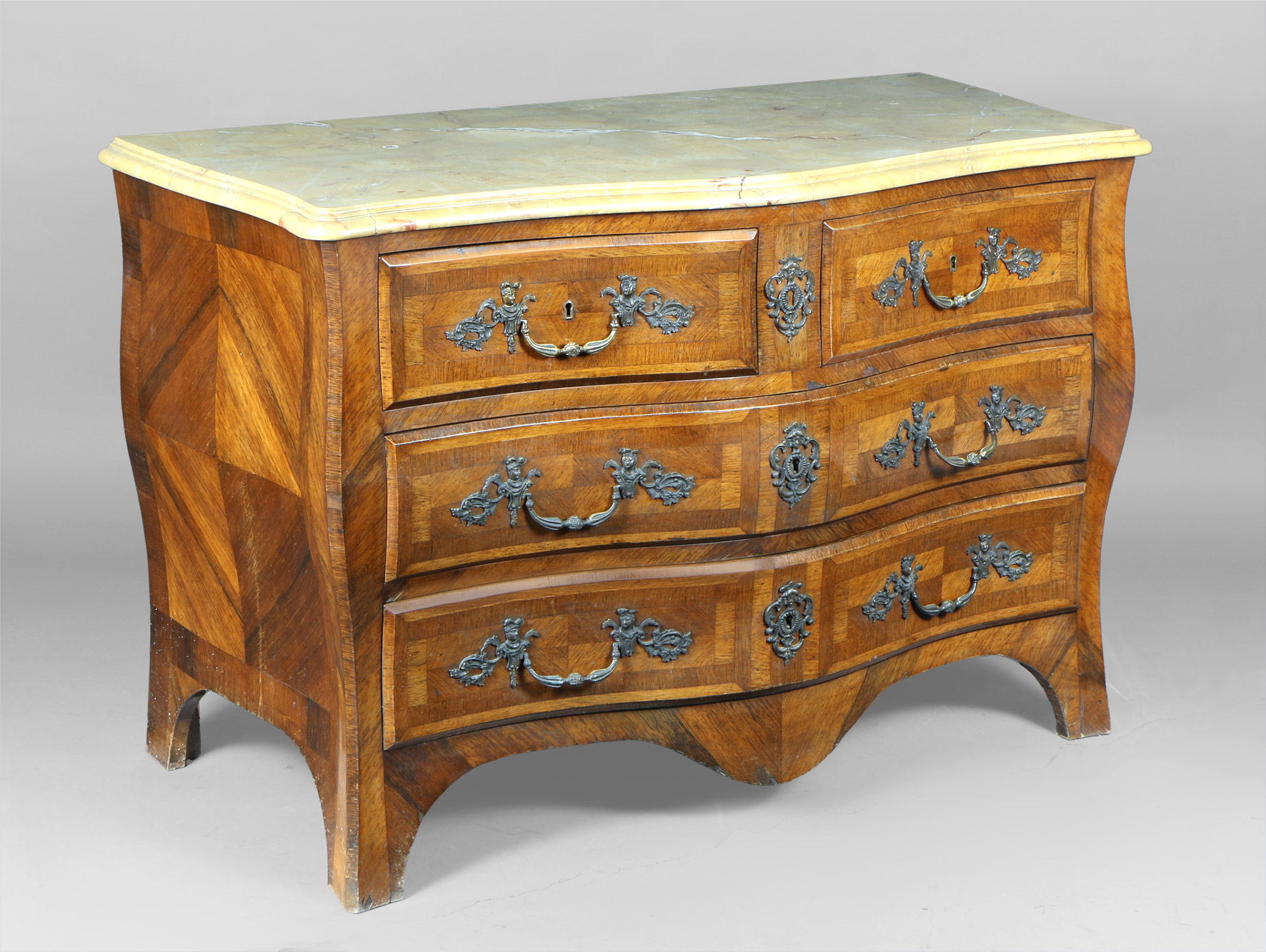 COMODA DE ESTILO FRANCES LUIS XV. COMODA DE ESTILO FRANCES LUIS XV.