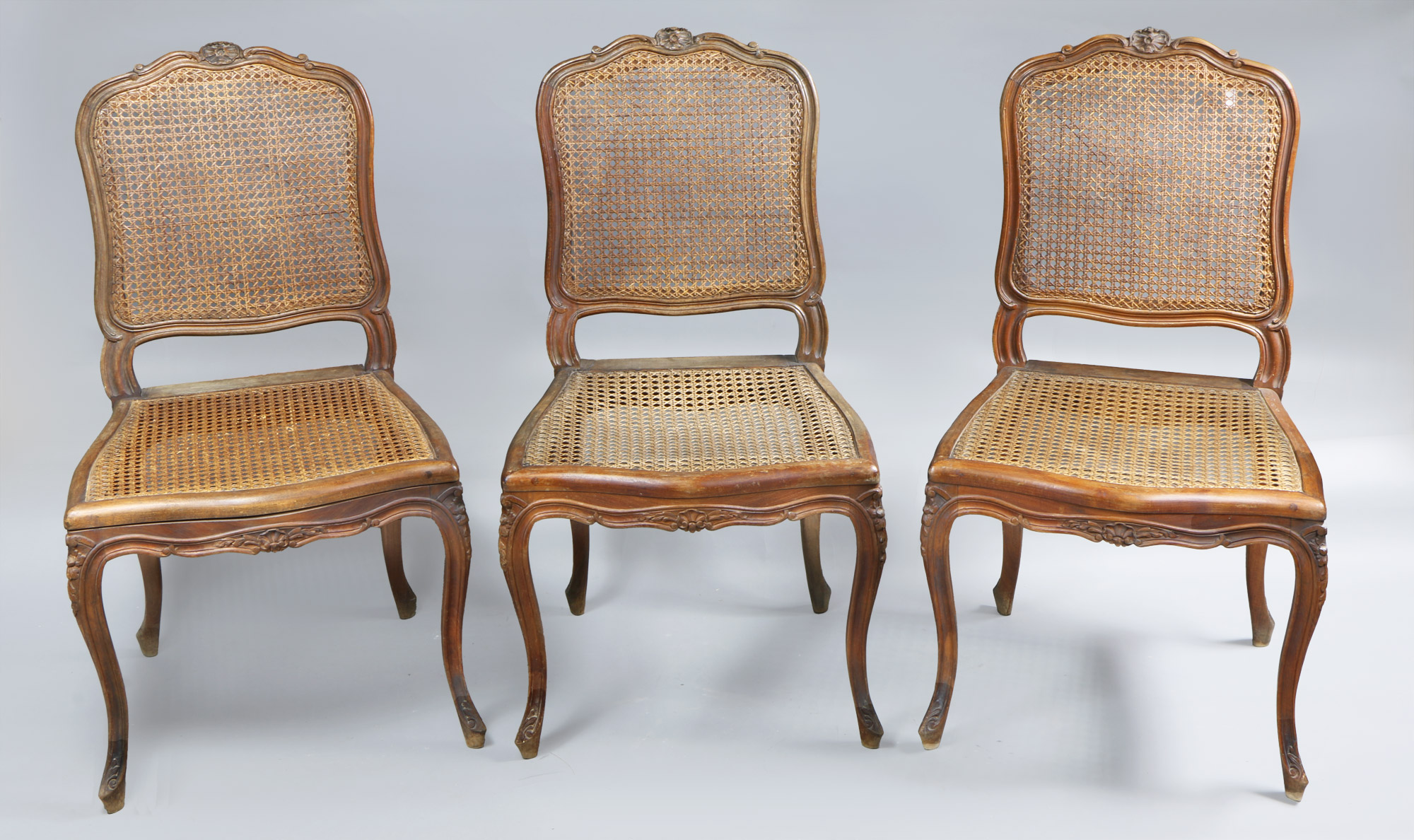  OCHO SILLAS DE ESTILO FRANCES REGENCE.