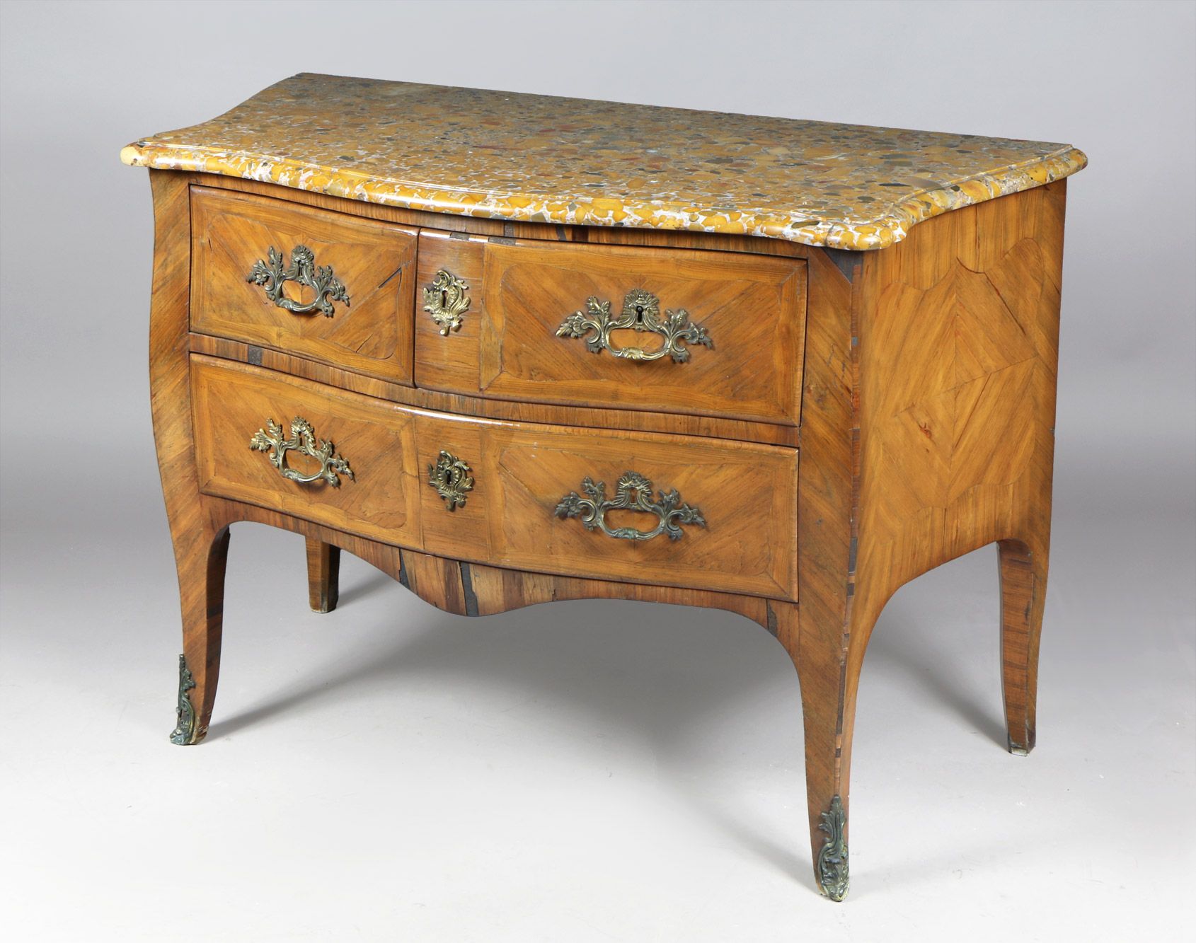 COMODA FRANCESA DE ESTILO LUIS XV. COMODA FRANCESA DE ESTILO LUIS XV.