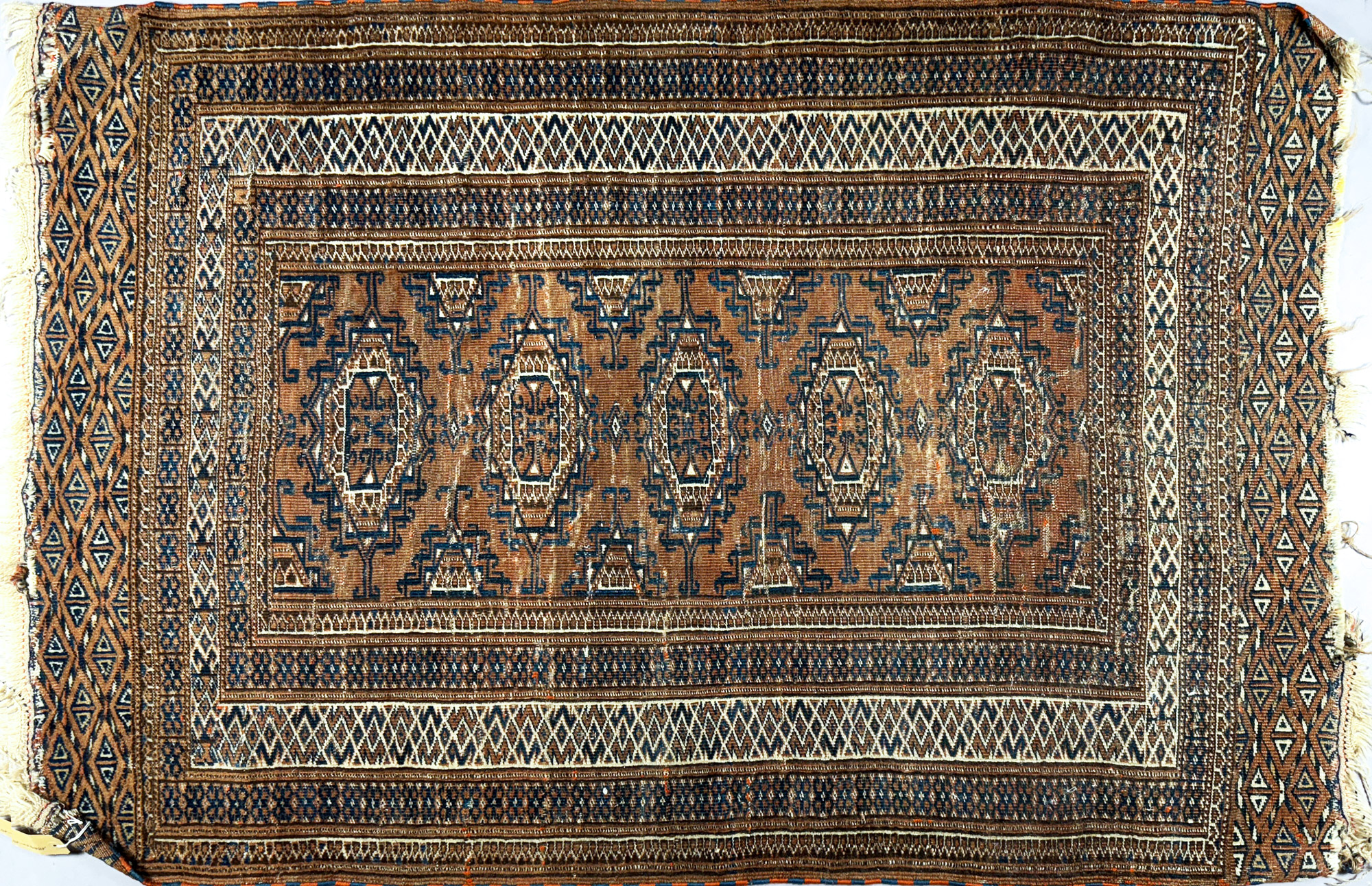 PEQUEÑA ALFOMBRA BOUCKARA DE LANA TEJIDA A MANO. PEQUEÑA ALFOMBRA BOUCKARA DE LANA TEJIDA A MANO.