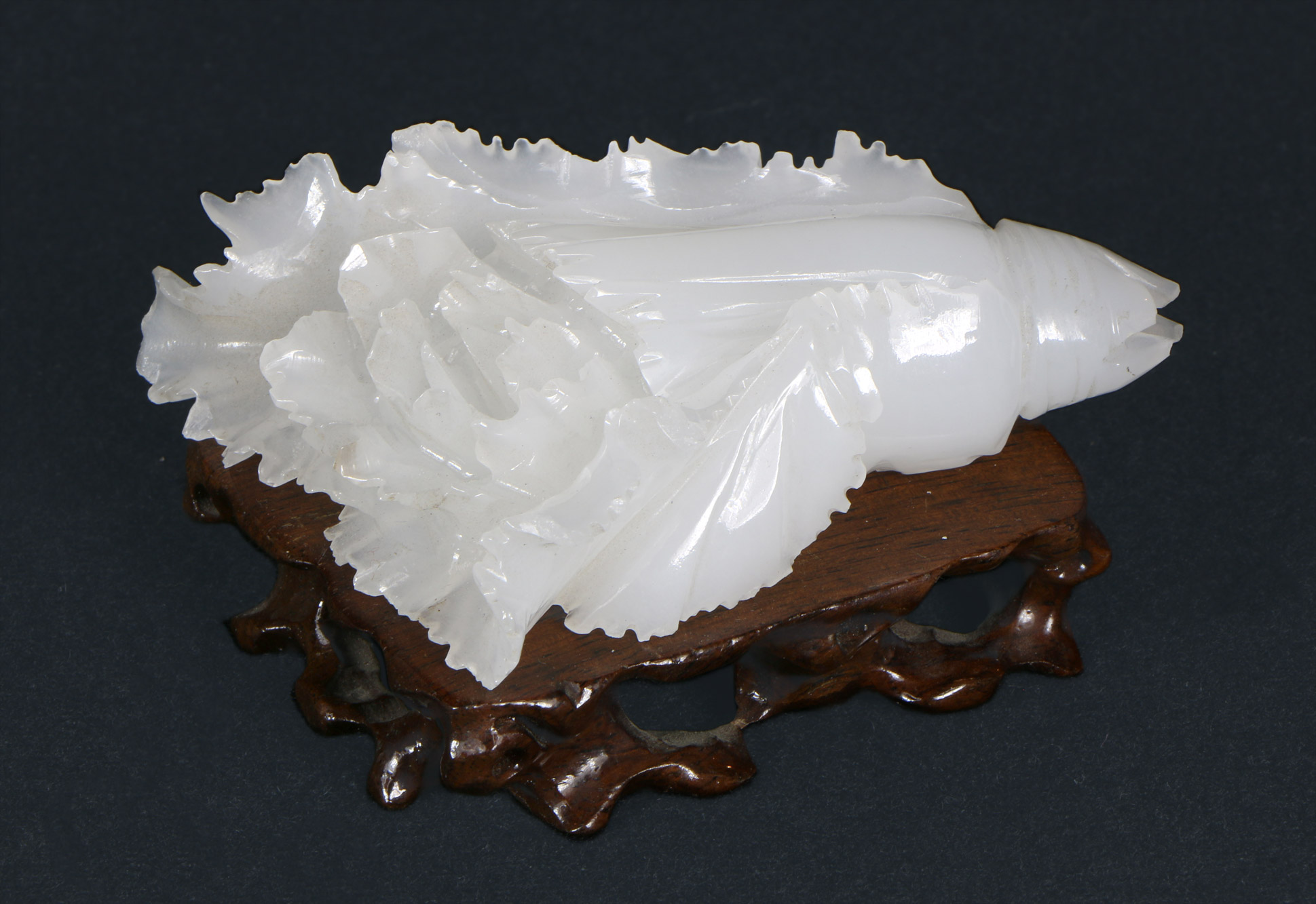 PEQUEÑA ESCULTURA 'BOK CHOY' DE JADE BLANCO ESCULPIDO. PEQUEÑA ESCULTURA 'BOK CHOY' DE JADE BLANCO ESCULPIDO.