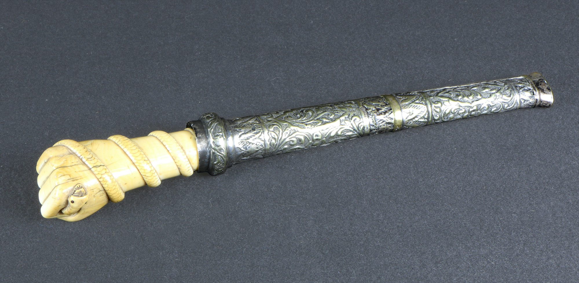 CURIOSO PUÑAL ORIGINARIO DE MEDIO ORIENTE. CURIOSO PUÑAL ORIGINARIO DE MEDIO ORIENTE.