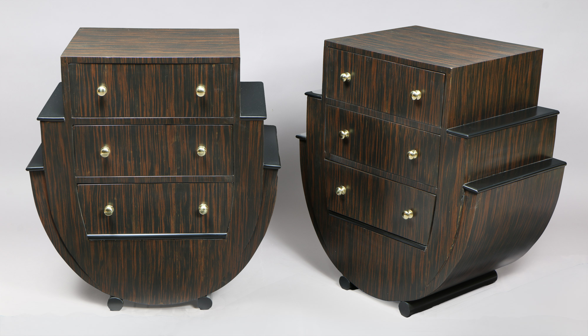 PAR DE PEQUEÑAS COMODAS DE ESTILO ART DECO. PAR DE PEQUEÑAS COMODAS DE ESTILO ART DECO.